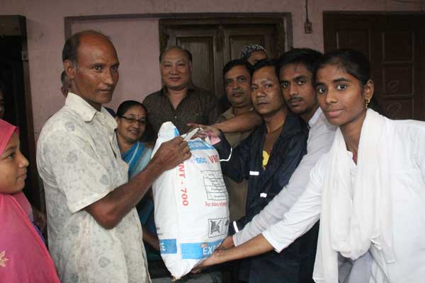 ‘দারিদ্রতা আমরা করবো জয়’ এর ইফতার সামগ্রী বিতরণ