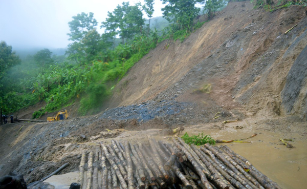 পাহাড় ধসে নিখোঁজ চারজনের খোঁজ মেলেনি এখনো