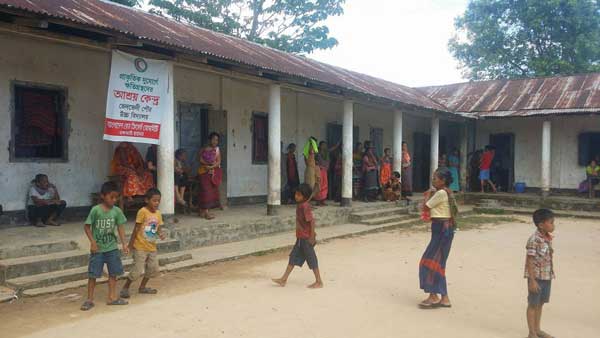 আশ্রয়কেন্দ্র ছেড়ে ঘরে ফিরছে মানুষ