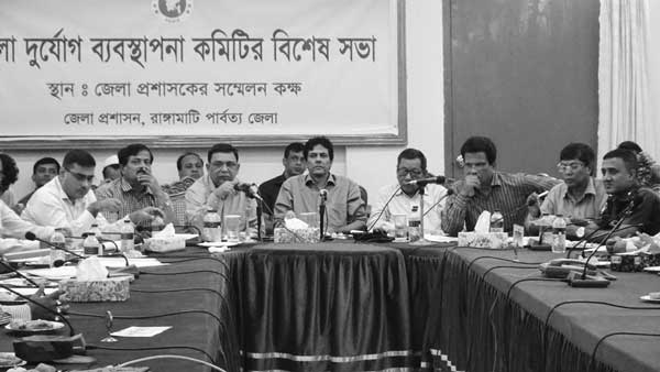 ধসের কারণ খুঁজতে বিশেষজ্ঞরা পাহাড়ে