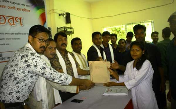 ছাত্রলীগের উদ্যোগে বই বিতরণ