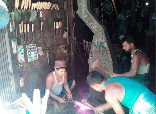 টুং টাং শব্দে মুখরিত রাঙামাটির কামার পাড়া