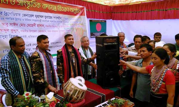 সেনাবাহিনীর সাংস্কৃতিক সরঞ্জাম বিতরণ বান্দরবানে