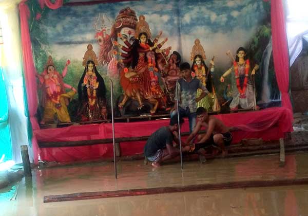 হ্রদের পানিতে ভাসছে মাইনীর পূজা মন্ডপ