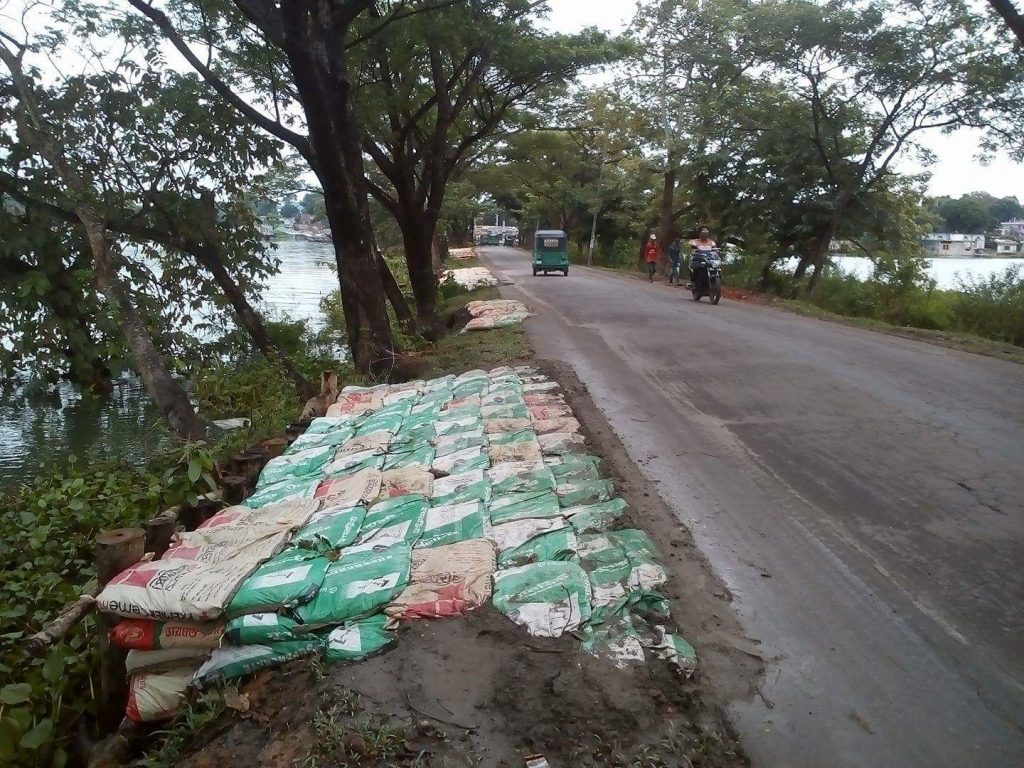 রাস্তায় এখনো পাহাড়ধসের ক্ষত