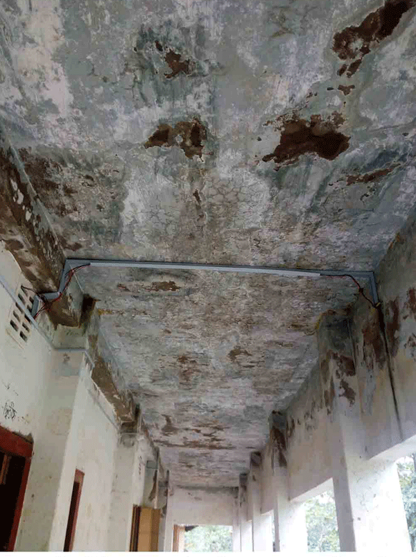 ঝূঁকিপূর্ণ ভবনে চলছে শিক্ষার্থীদের পাঠদান