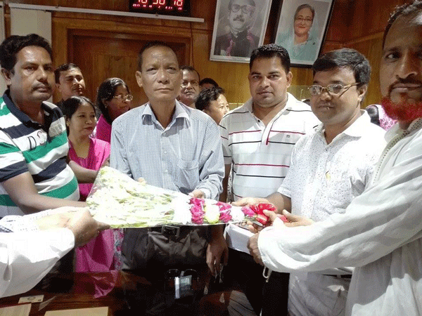 পৌরসভার সচিবকে ফুলেল ভালোবাসায় বিদায় দিলেন সহকর্মীরা