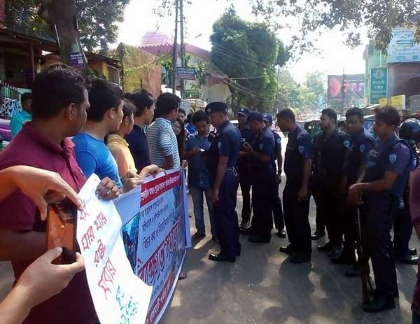 পুলিশী বাধায় পন্ড সাম্প্রদায়িকতা বিরোধী সমাবেশ