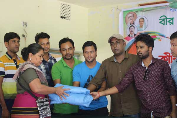 কীটনাশকযুক্ত মশারী ও শিক্ষা সামগ্রি বিতরণ ছাত্রলীগের