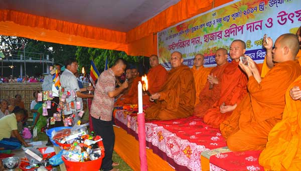 রাজবন বিহারে মাসব্যাপী আকাশ প্রদীপ প্রজ্জ্বলন