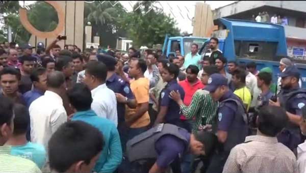 পরিচ্ছন্নতাকর্মীকে পেটালো টেক্সী চালকেরা,প্রতিবাদে অচল শহর