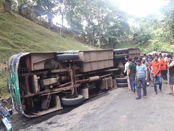 রাঙামাটিতে বাস দুর্ঘটনায় নিহত ১,আহত ৩২