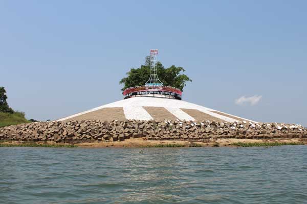 এই পাহাড়েই ঘুমিয়ে আছেন এক বীরশ্রেষ্ঠ….