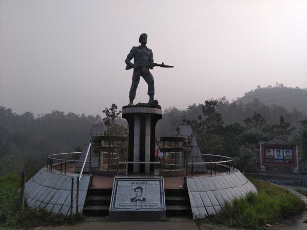 শহরের শেষ বাড়িটায়……