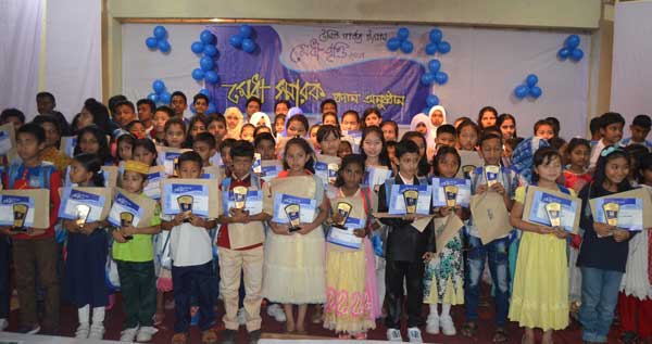 দৈনিক পার্বত্য চট্টগ্রাম মেধাবৃত্তির মেধা স্মারক প্রদান