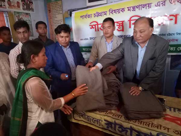 বিলাইছড়িতে জেলা পরিষদের শীতবস্ত্র বিতরন