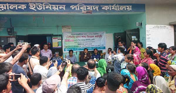 নৌকায় ভোট চাইলেন ধানের শীষের ইউপি চেয়ারম্যান!