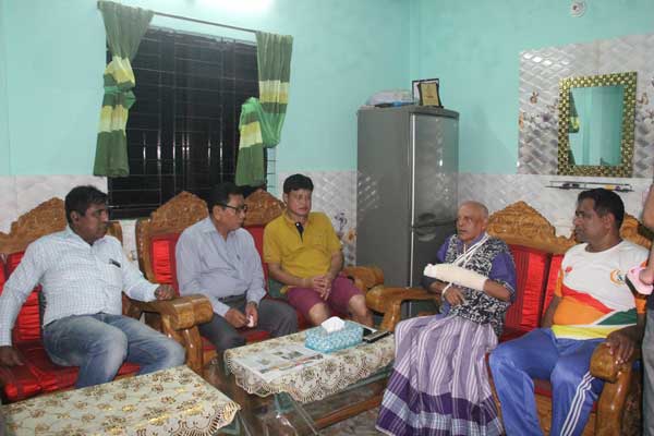 আহত সাংবাদিক সুনীলের পাশে বৃষ কেতু চাকমা