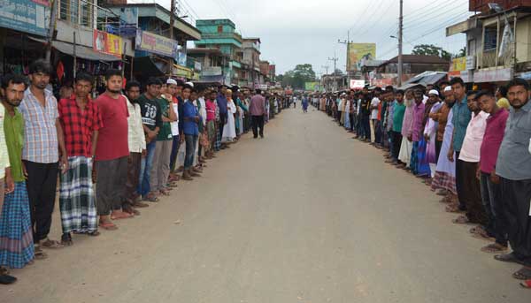 নিখোঁজ তিন যুবককে উদ্ধারের দাবিতে মাটিরাঙ্গায় মানববন্ধন