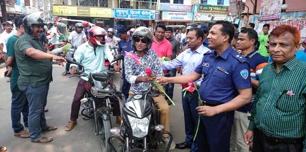 হেলমেট ব্যবহারকারীদের ফুলের শুভেচ্ছা ও খাওয়ানো হলো মিষ্টি