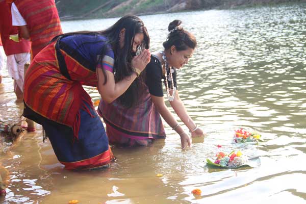 হ্রদের জলে বিঝুর ফুল