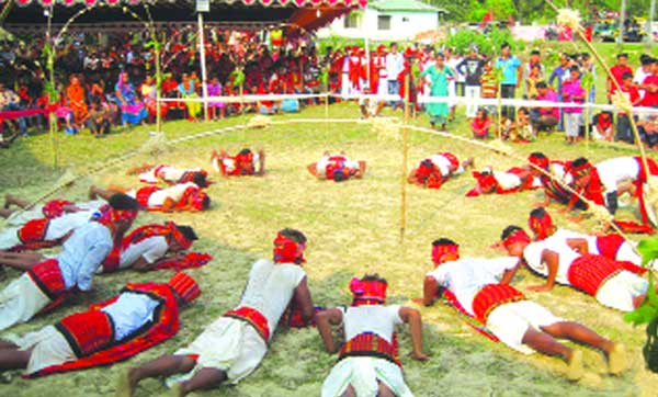 পাহাড়ে উৎসবের রঙ