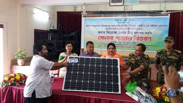 সোলার প্যানেল বিতরণ সাংসদ ফিরোজা বেগম চিনু’র