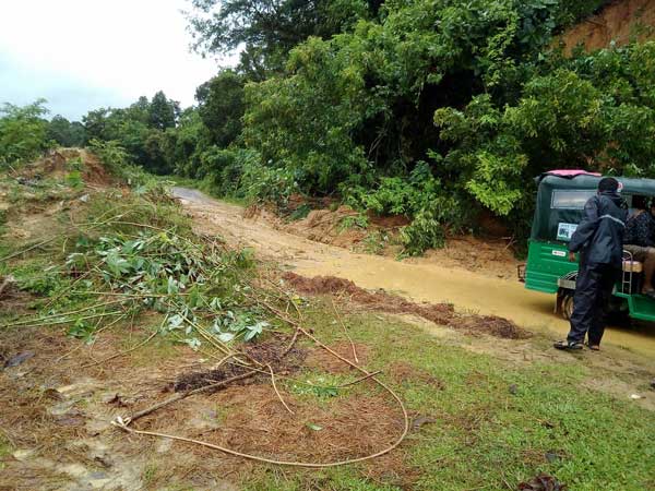 লংগদুতে পাহাড় ধস, সড়কে পানি, যান চলাচল বন্ধ