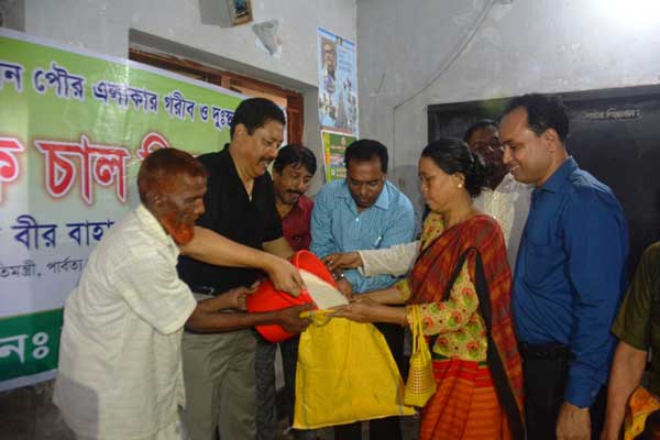 বান্দরবানে গরীব দু:স্থদের মাঝে ভিজিএফ এর চাউল বিতরণ