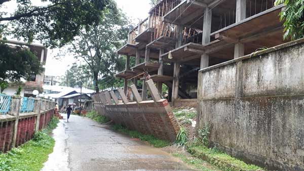 প্রথম বৃষ্টিতেই হেলে পড়লো জেলা পরিষদের দেয়াল !