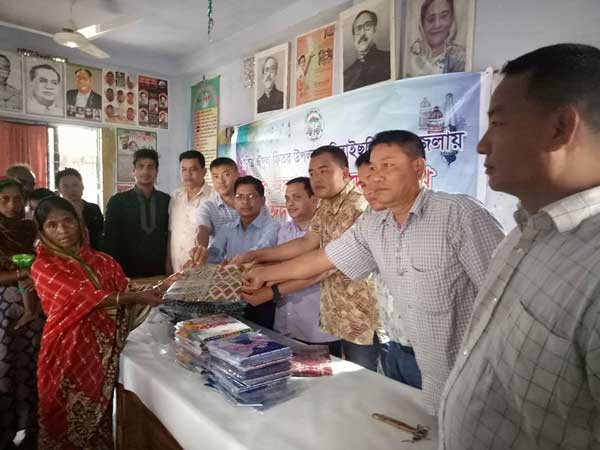 বিলাইছড়িতে জেলা পরিষদের ঈদবস্ত্র বিতরণ