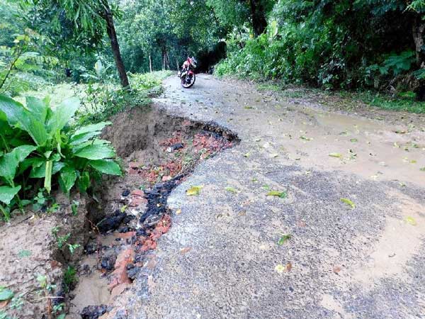 নির্মাণ কাজ শেষ না হতেই সড়ক ধস