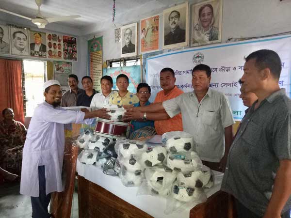 বিলাইছড়িতে জেলা পরিষদের ক্রীড়া ও সাংস্কৃতিক সরঞ্জাম বিতরণ