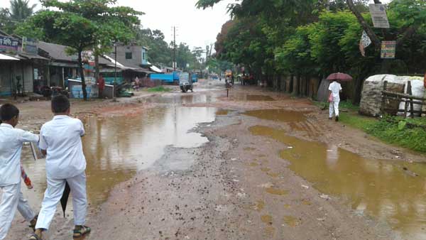 রামগড়ে সড়কে সড়কে ভোগান্তি