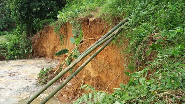 ঝড়-বৃষ্টি ছাড়াই ধসে পড়লো পাহাড়
