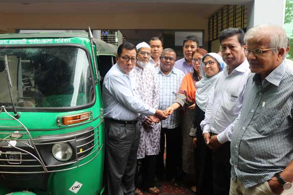 প্রতিবন্ধী স্কুলকে অটোরিক্সা দিলো জেলা পরিষদ