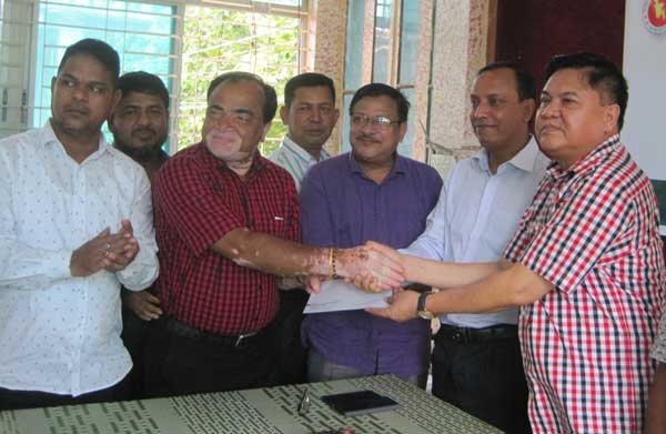 খাগড়াছড়ির দুই সাংবাদিককে চিকিৎসা সহায়তা