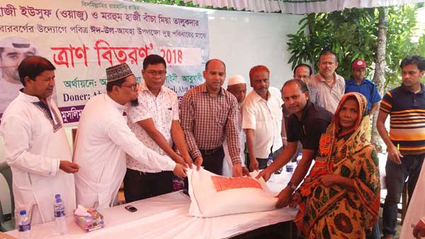 কাপ্তাইয়ে দুঃস্থদের মাঝে চাল বিতরণ