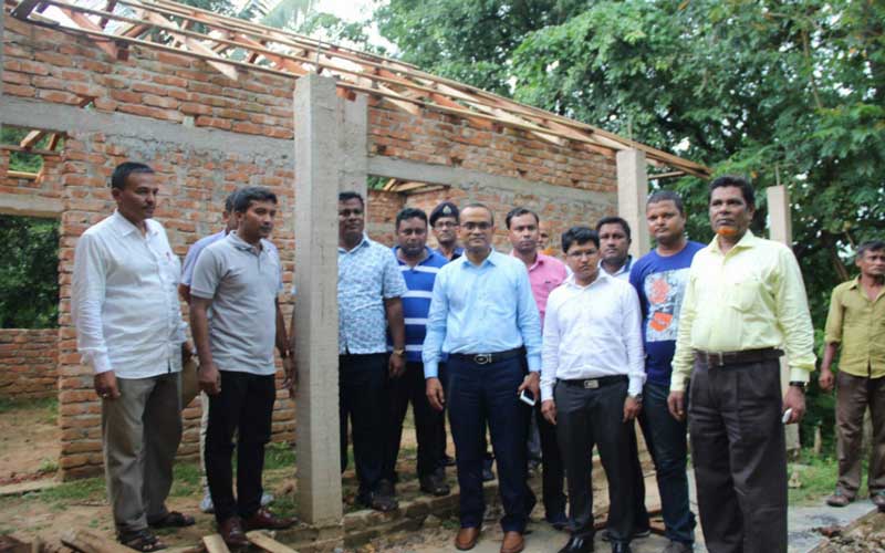 লংগদুর পাহাড়ীদের নির্মাণাধীন বসত পরিদর্শনে জেলা প্রশাসক