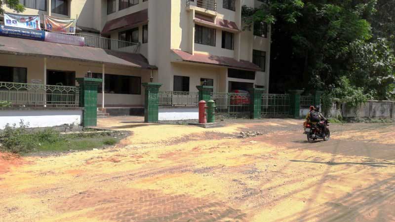 ভাঙা সড়ক সংস্কার করলেন সমাজসেবী কাজল