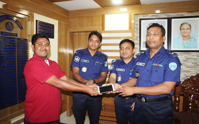 সাংবাদিকের চুরি যাওয়া মোবাইল উদ্ধার করে দিলো পুলিশ