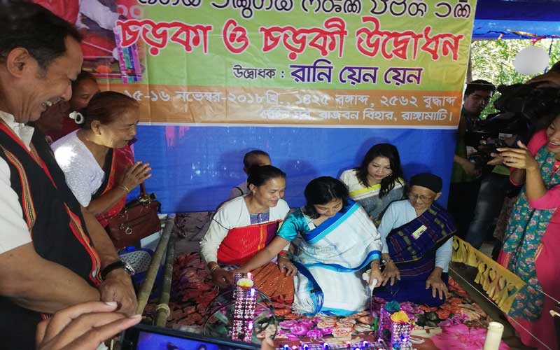 চরকায় সুতা কাটার মধ্য দিয়ে শুরু কঠিন চীবর দানোৎসব