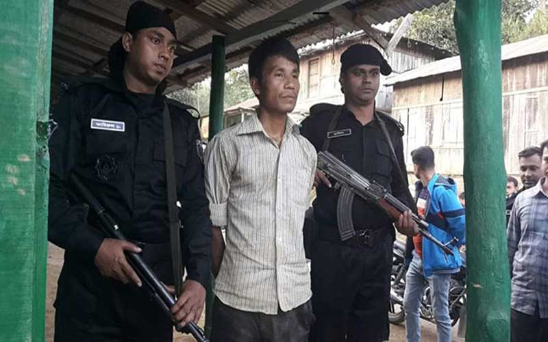 র্যাবের অভিযানে রুমায় অস্ত্রসহ ব্যবসায়ী গ্রেপ্তার