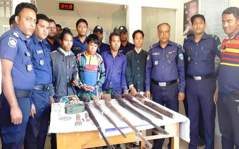বান্দরবানে আগ্নেয়াস্ত্র-গুলিসহ ৪ ডাকাত আটক
