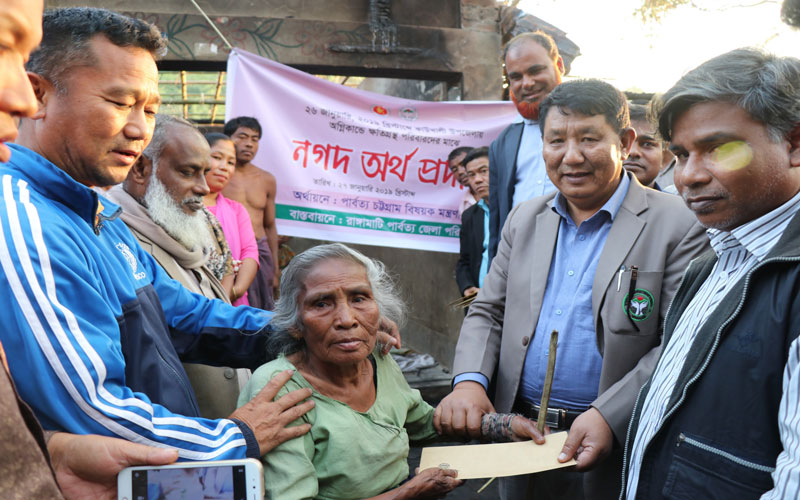 কাউখালীতে অগ্নিকান্ডে ক্ষতিগ্রস্থদের জেলা পরিষদের আর্থিক সহায়তা