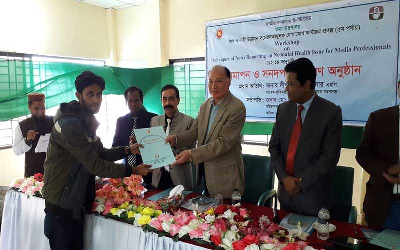 অবৈধ অস্ত্রধারীদের জন্য মানুষ শান্তিতে বসবাস করতে পারছে না