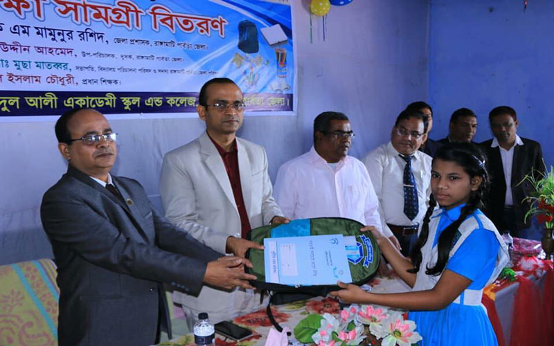 শহীদ আবদুল আলী একাডেমিতে দুদকের শিক্ষা সামগ্রী বিতরণ
