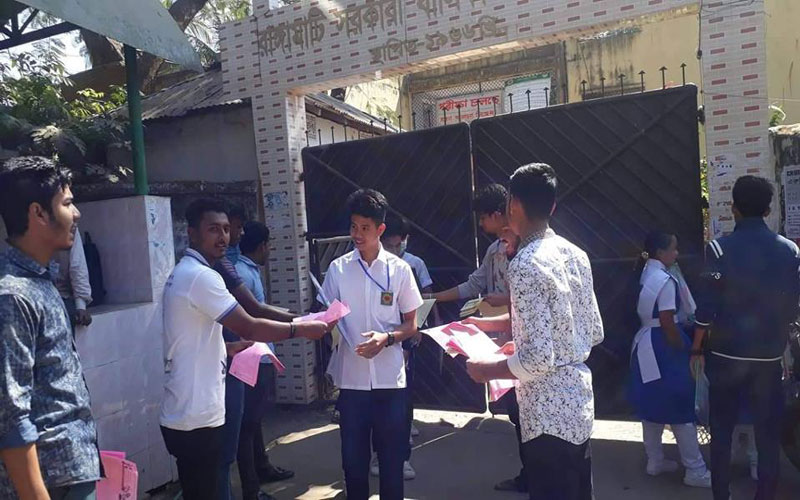 রাঙামাটিতে ছাত্রলীগ নেতার পরীক্ষার রুটিন বিতরণ