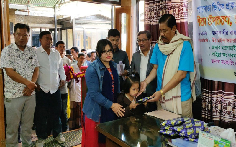 ৫০ শিক্ষা প্রতিষ্ঠানের শিক্ষার্থীদের শিক্ষা সামগ্রী বিতরণ
