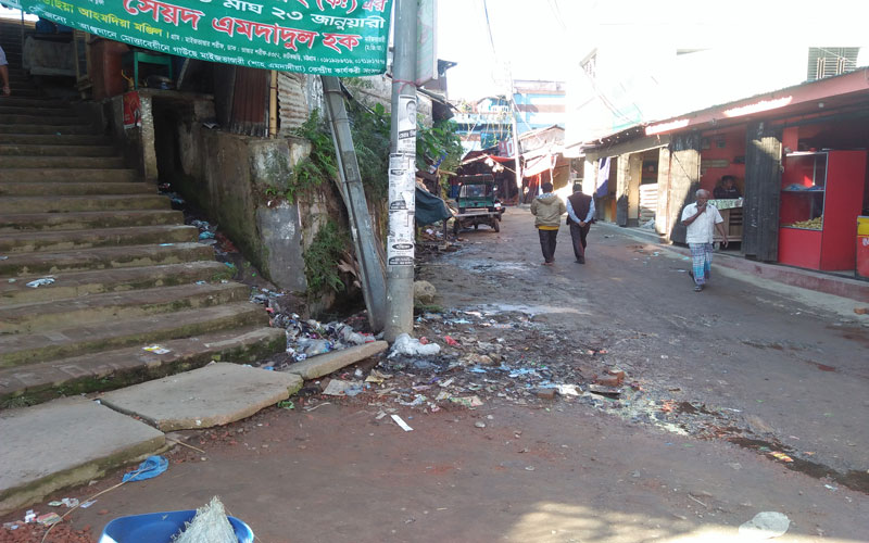 পরিষ্কারের অভাবে সড়কই ব্যবহার হচ্ছে নালার কাজে